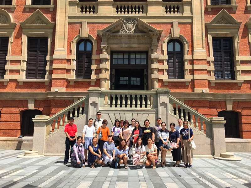 打开百年记忆静安区图书馆党支部全体党员参观上海总商会旧址